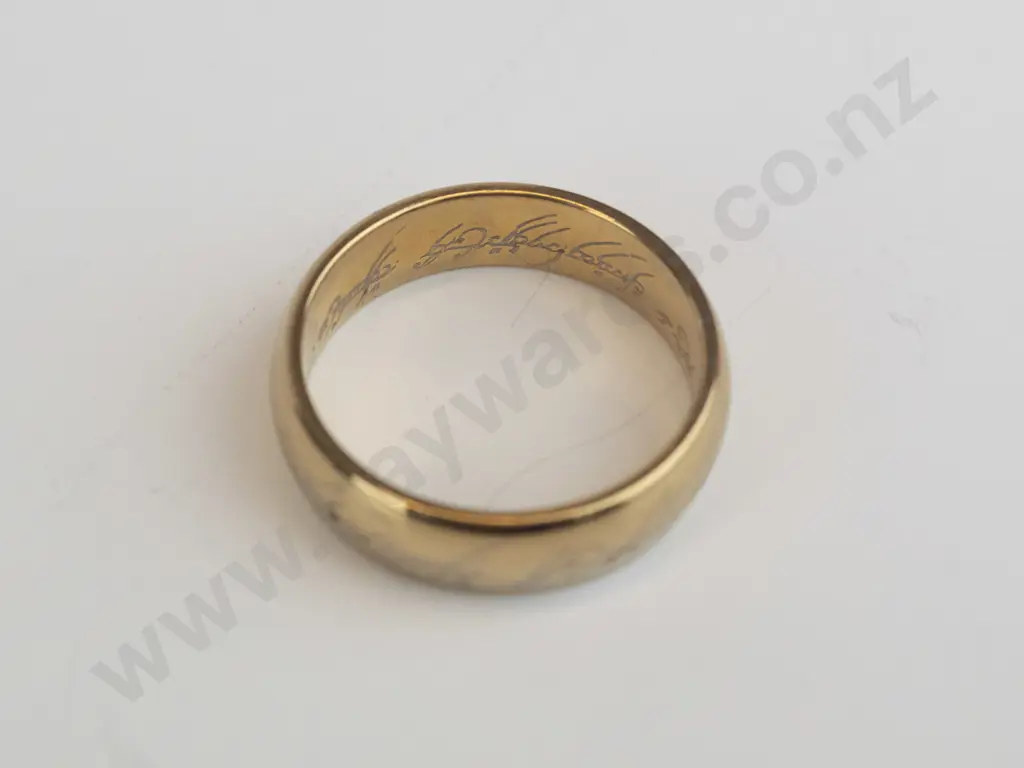 gold wedding ring with engraving on both sides no mark Image 1++