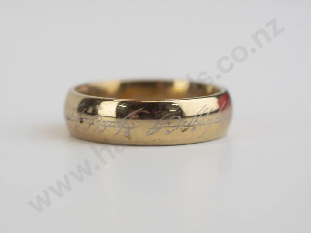 gold wedding ring with engraving on both sides no mark Image 1++