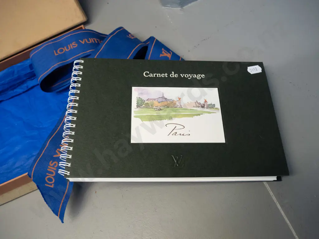 Louis Vuitton Carnet de Voyages Paris souvenir sketch book with 3 postcards and pencil fitted in booklet, with Louis Image 1++