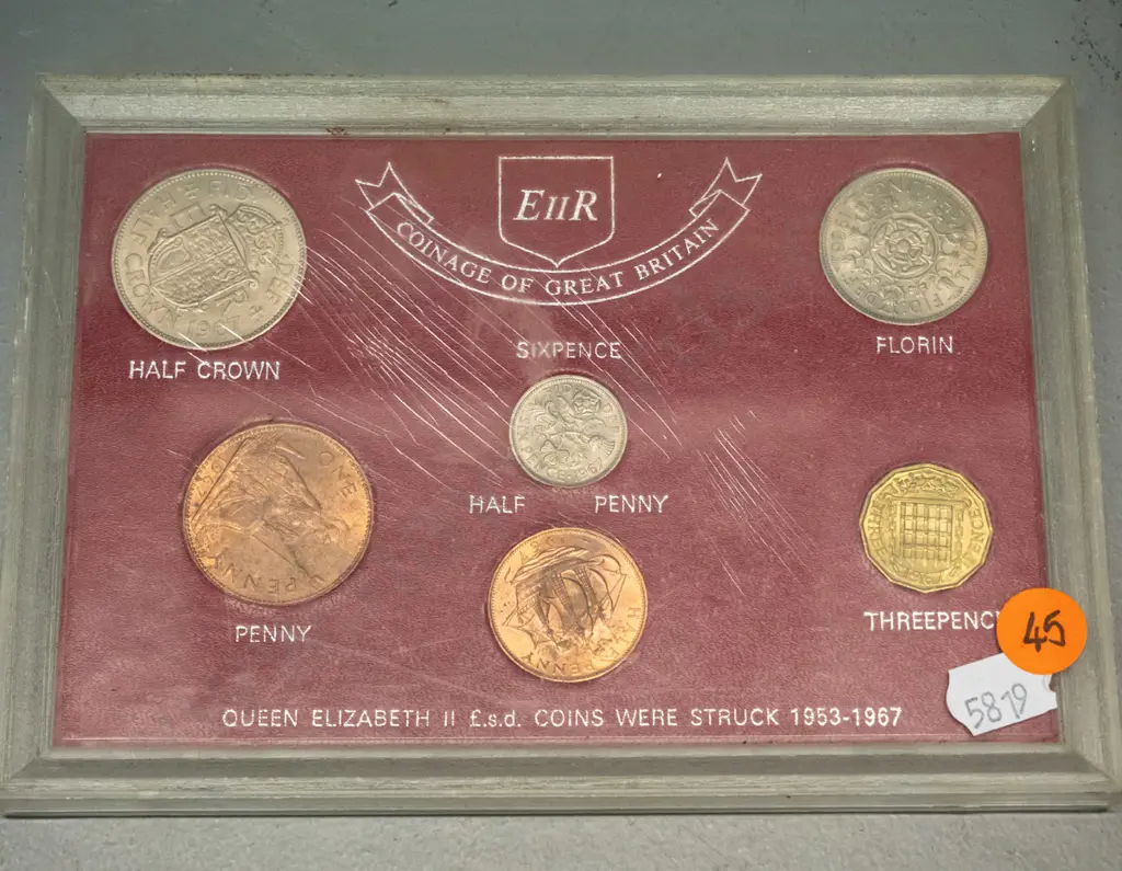 2 sets of British collector coins - 1973 City of Bath commemorative set of 4 bright bronze coins and a 1967 set in Image 1++
