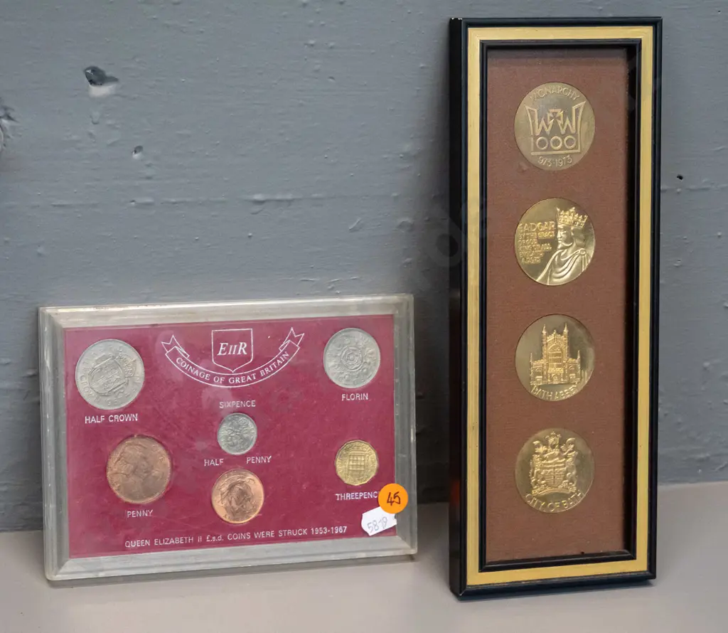 2 sets of British collector coins - 1973 City of Bath commemorative set of 4 bright bronze coins and a 1967 set in Image 1++