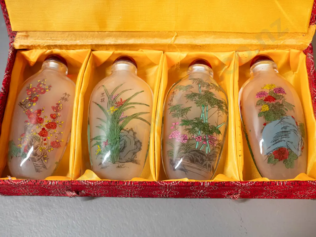 boxed set of 4 Chinese glass scent bottles with floral decoration - each bottle H-95 Image 1++