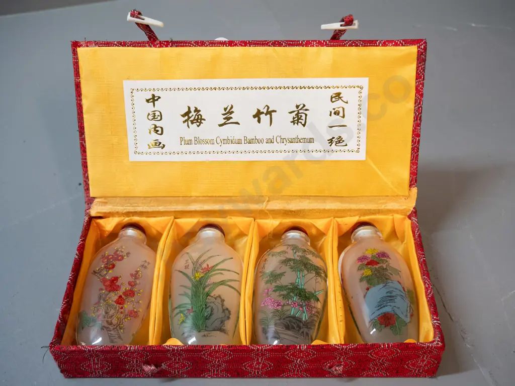 boxed set of 4 Chinese glass scent bottles with floral decoration - each bottle H-95 Image 1++