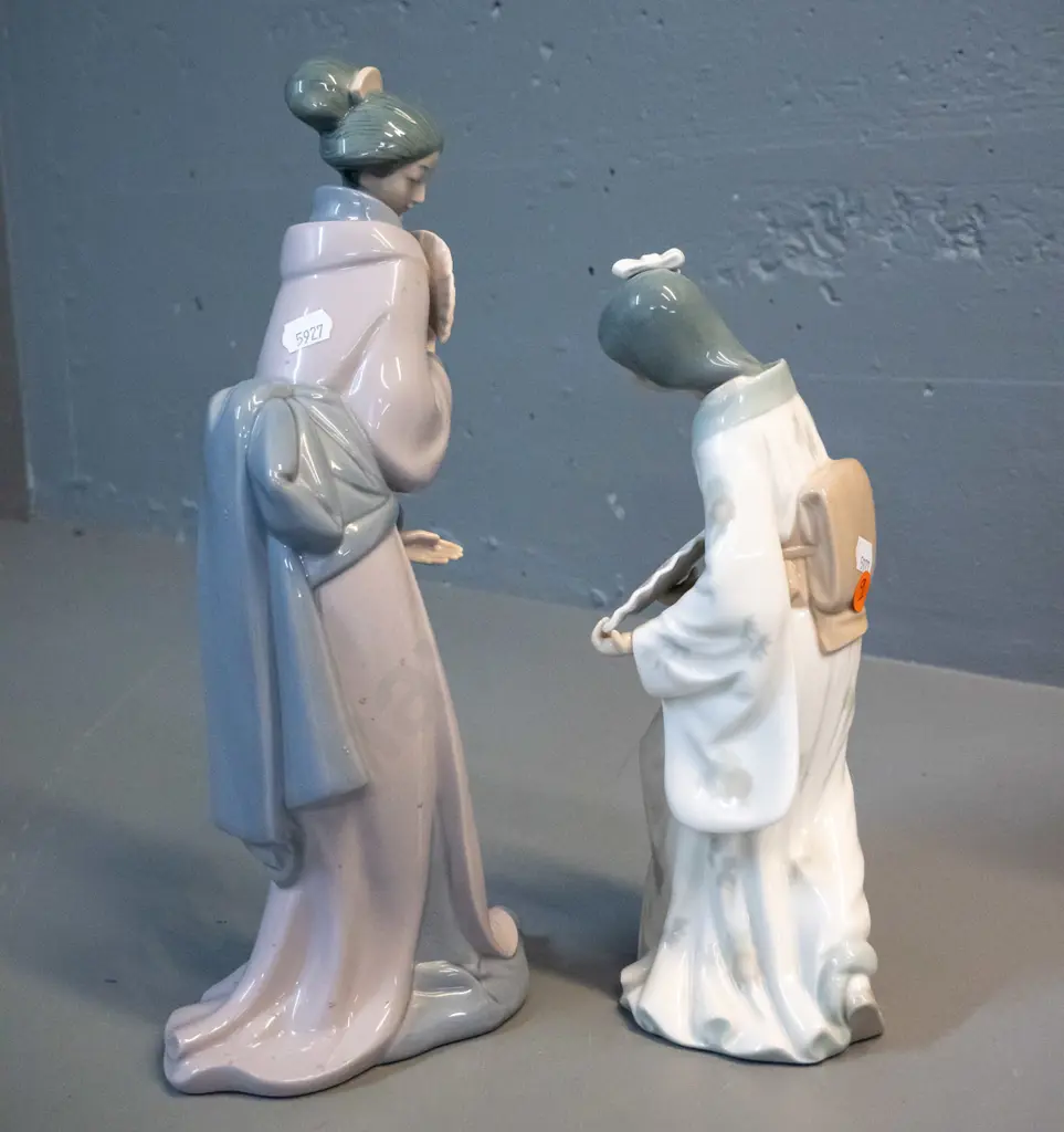 2 Nao geisha figurines - taller is H-325 Image 1++