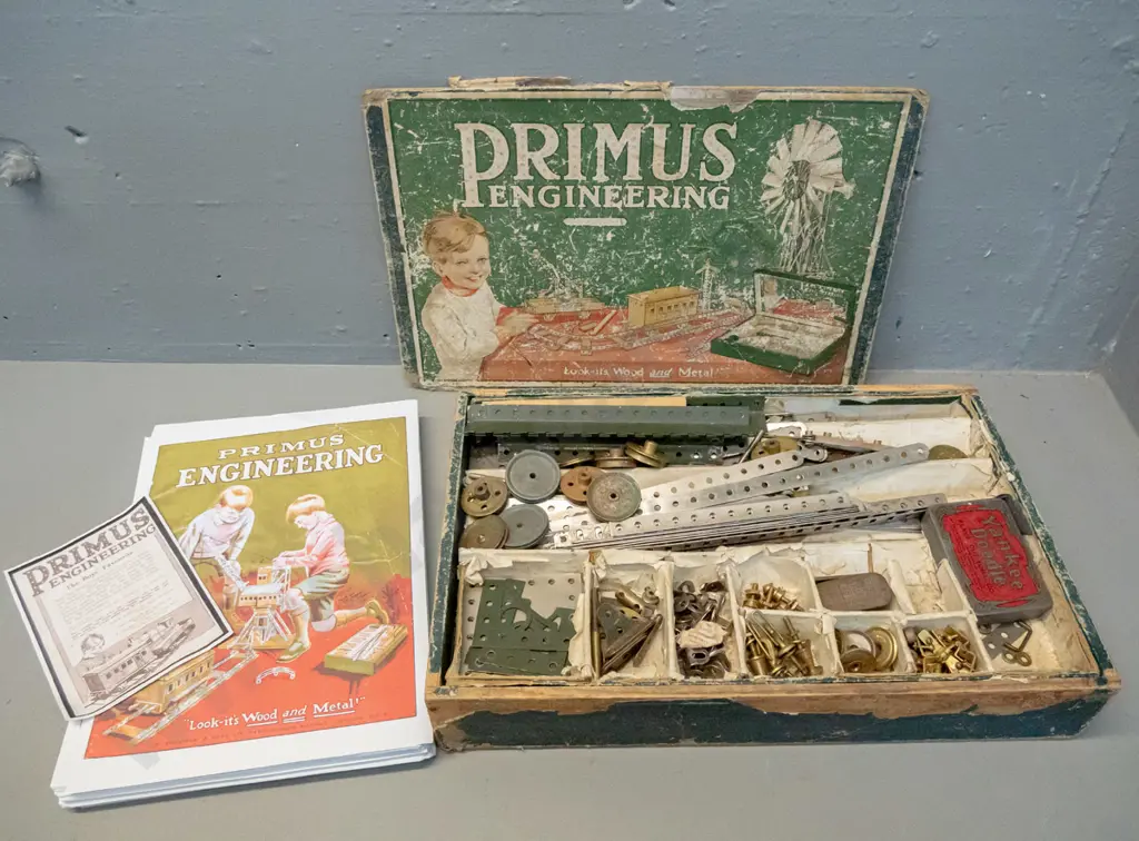 vintage Primus metal and timber construction toy set in original box, with modern reproduction instruction - box damaged Image 1++