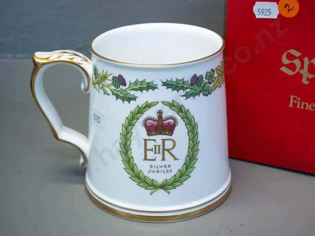 Spode Queen Elizabeth II Silver Jubilee commemorative mug H-110 in original box Image 1++