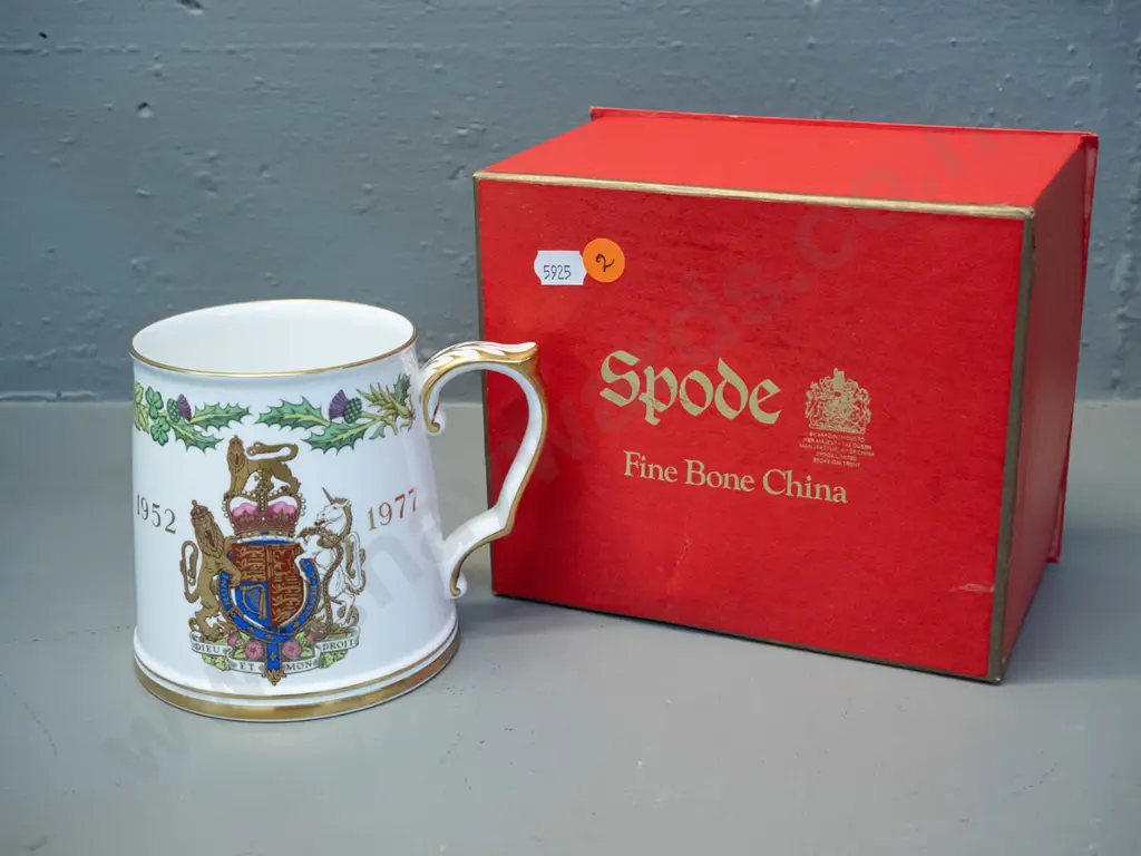 Spode Queen Elizabeth II Silver Jubilee commemorative mug H-110 in original box Image 1++