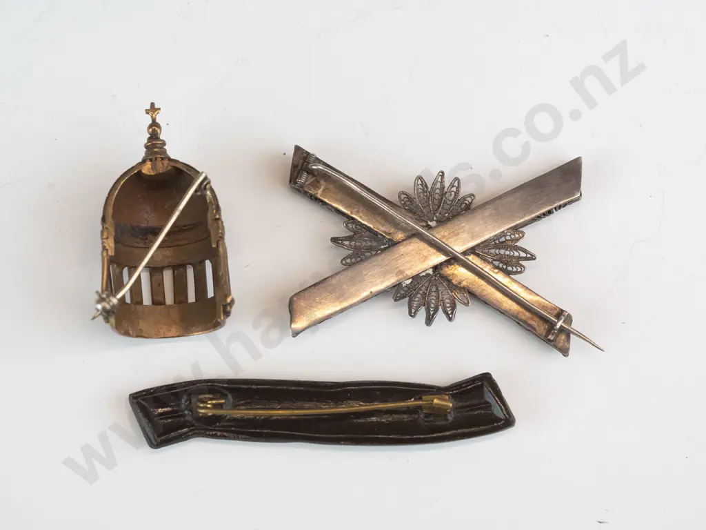 3 costume brooches Image 1++