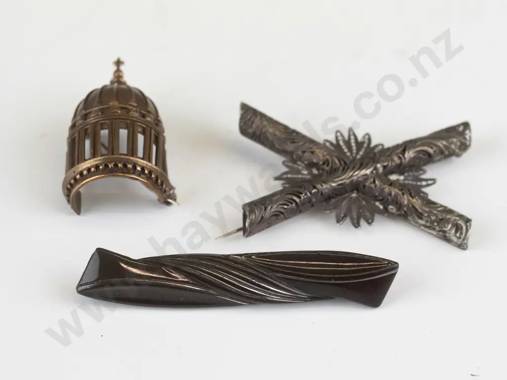 3 costume brooches Image 1++