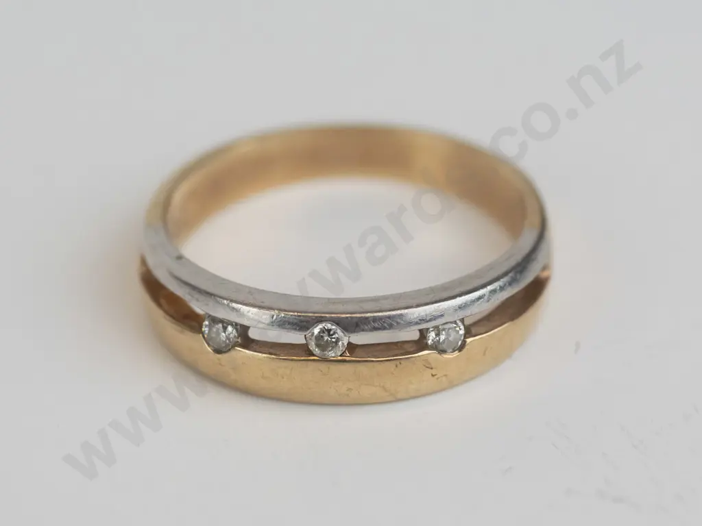 9ct gold 3 diamond channel set ring 3.4gms Image 1++