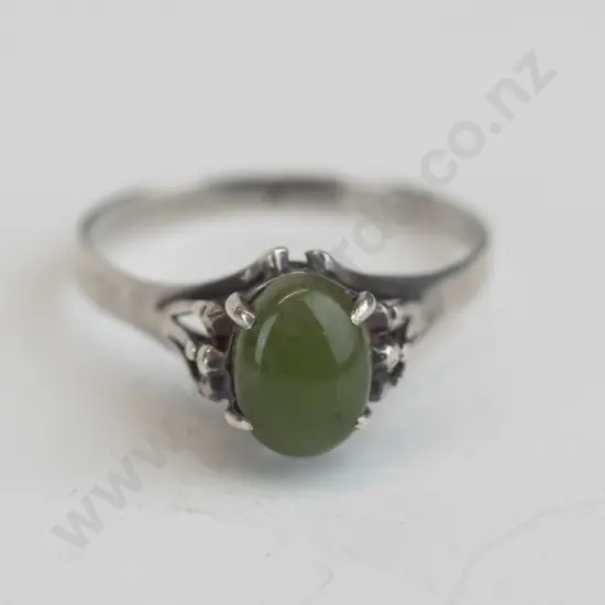 silver ring with oval cabochon greenstone