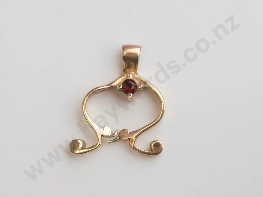 9ct garnet pendant no chain Image 1++