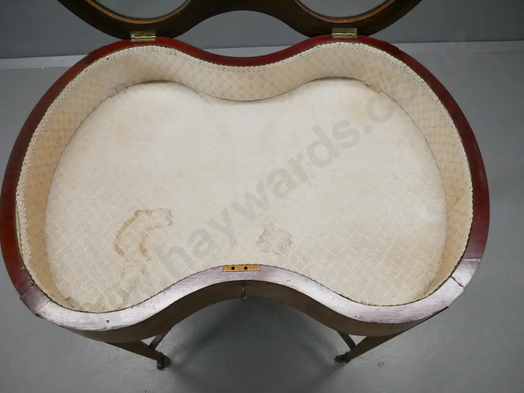 Victorian mahogany Sheraton style vitrine / display table with 2 oval glass windows, square tapered legs, boxwood Image 1++