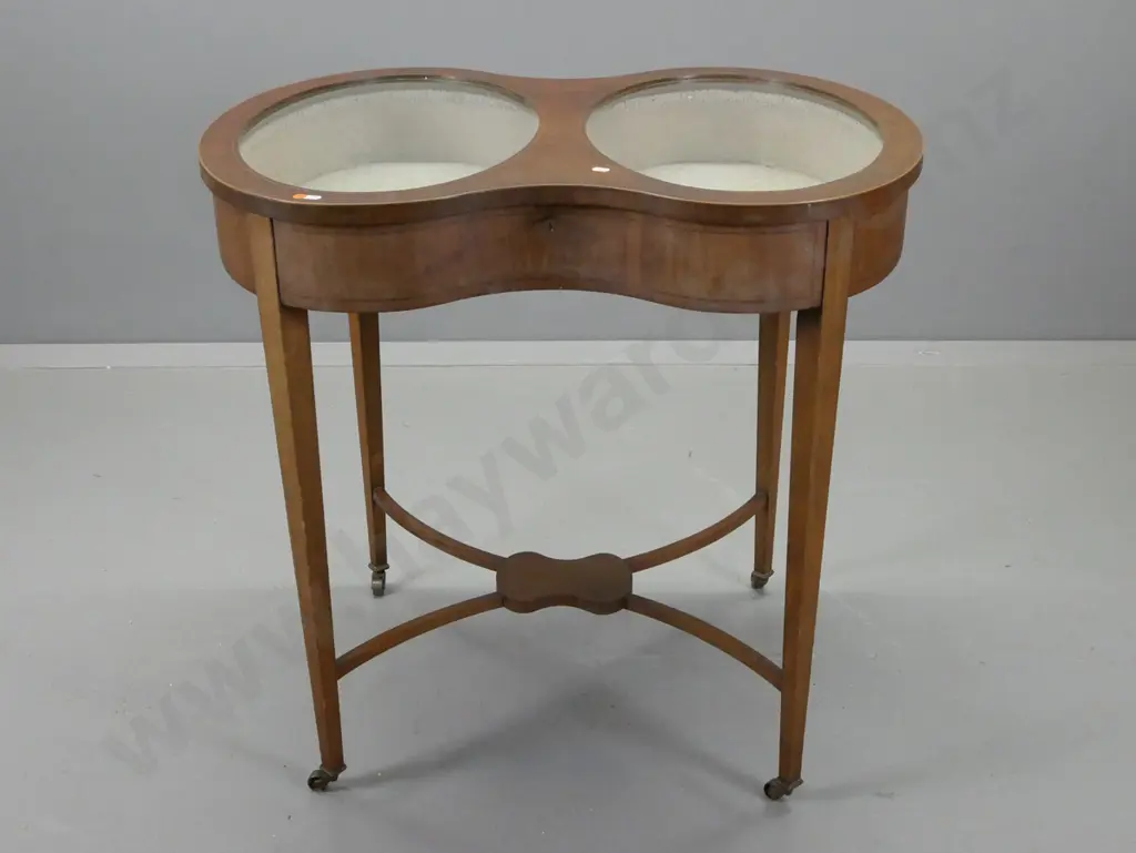 Victorian mahogany Sheraton style vitrine / display table with 2 oval glass windows, square tapered legs, boxwood Image 1++