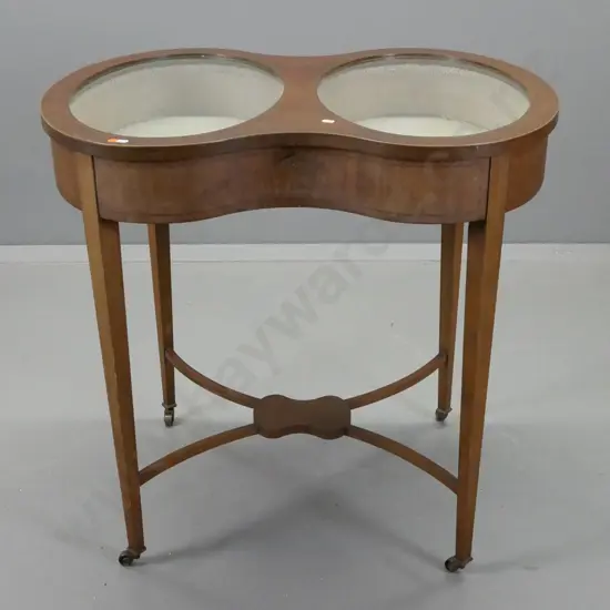 Victorian mahogany Sheraton style vitrine / display table with 2 oval glass windows, square tapered legs, boxwood