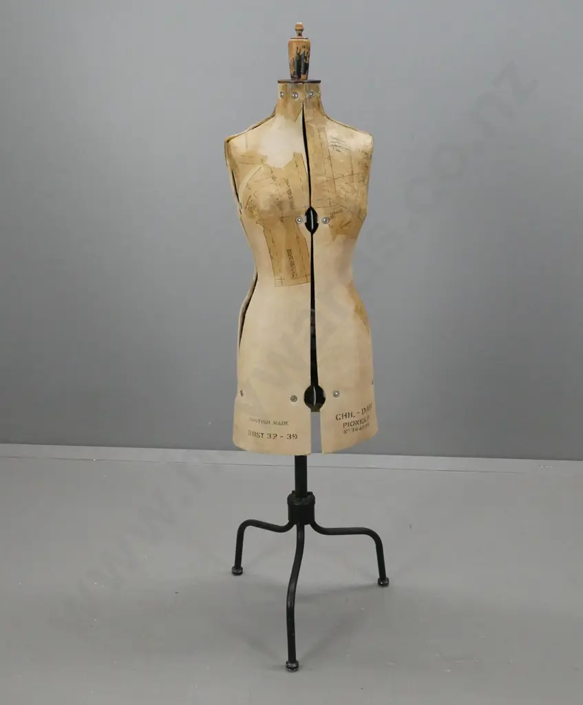 vintage fabric and metal Chil-Daw adjustable dressmaker's form with wooden top handle - marked 344739 Image 1++