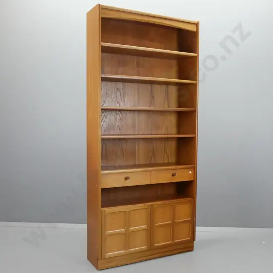 mid-century Parker Knoll teak bookcase with 1 fixed and 3 adjustable shelves, 1 drawer, 2 panelled cupboard doors,