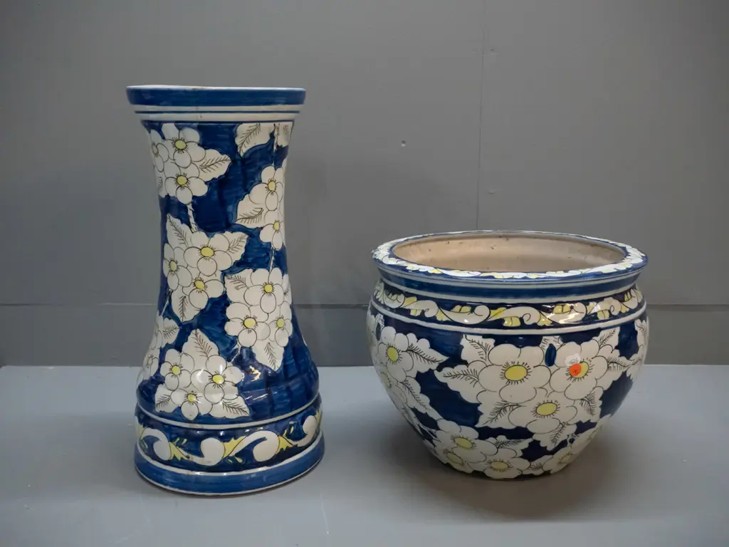 Chinese jardiniere and matching stand - floral decoration on blue ground. Stand H-460 Jardiniere H-265 D-330 Image 1++