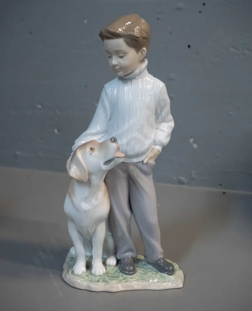 Lladro figurine with original box - boy with dog H-255 W-120 Image 1++