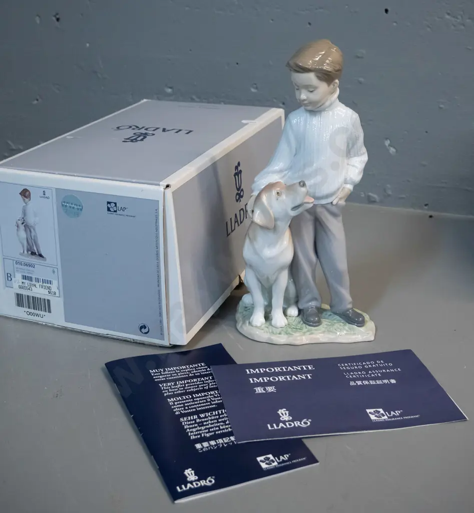Lladro figurine with original box - boy with dog H-255 W-120 Image 1++