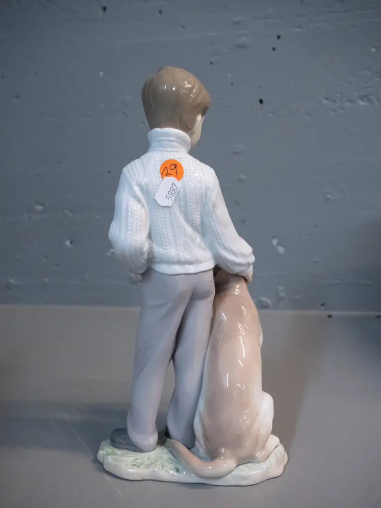 Lladro figurine with original box - boy with dog H-255 W-120 Image 1++