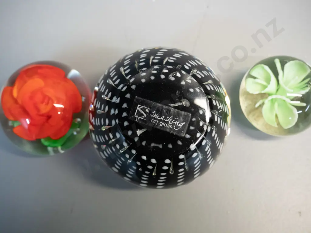 3 glass paperweights - large black with white speckled pattern D-90 has "Smashing Art Glass" sticker Image 1++