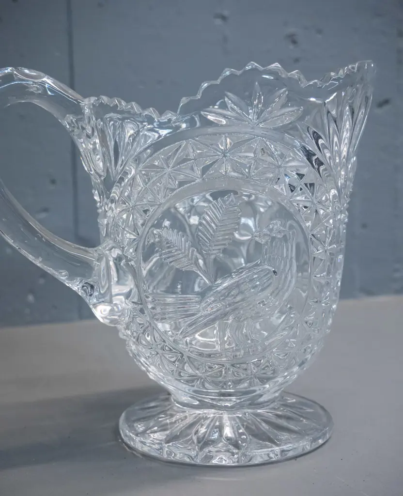 2 clear moulded glass items with bird motifs - comport bowl H-170 D-230 and a jug Image 1++