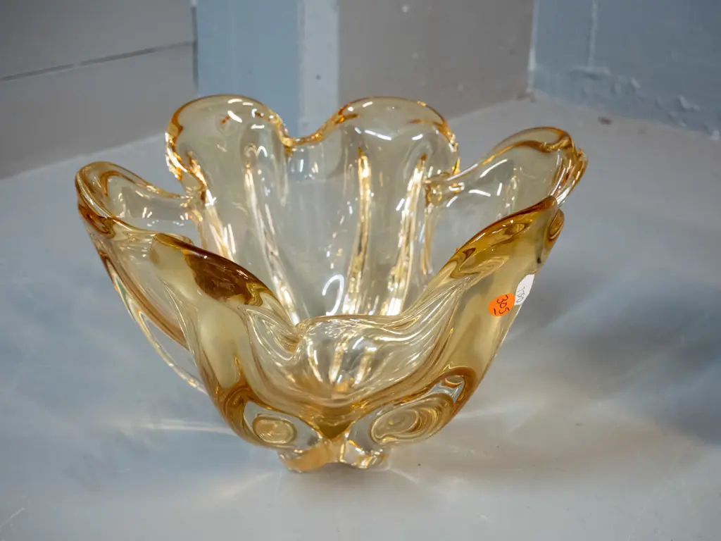 art glass bowl - light amber ribbed & scalloped shape H-180 D-270 Image 1++