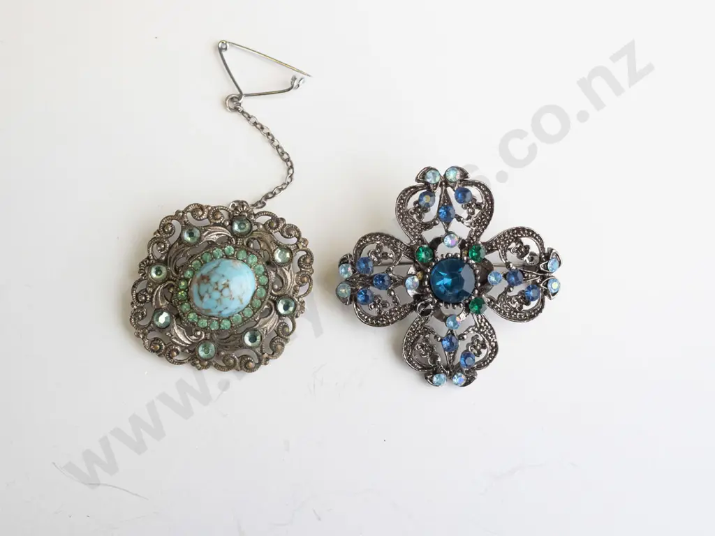 2 costume brooches Image 1++