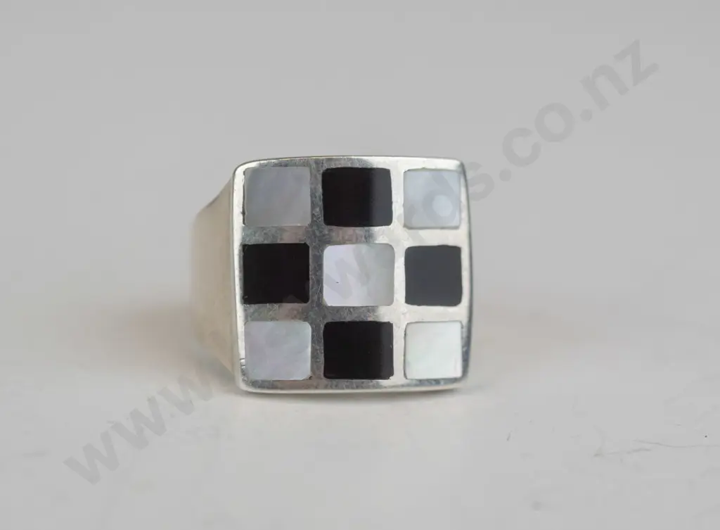 silver ring with mother of pearl & black stone stamped 925 Image 1++