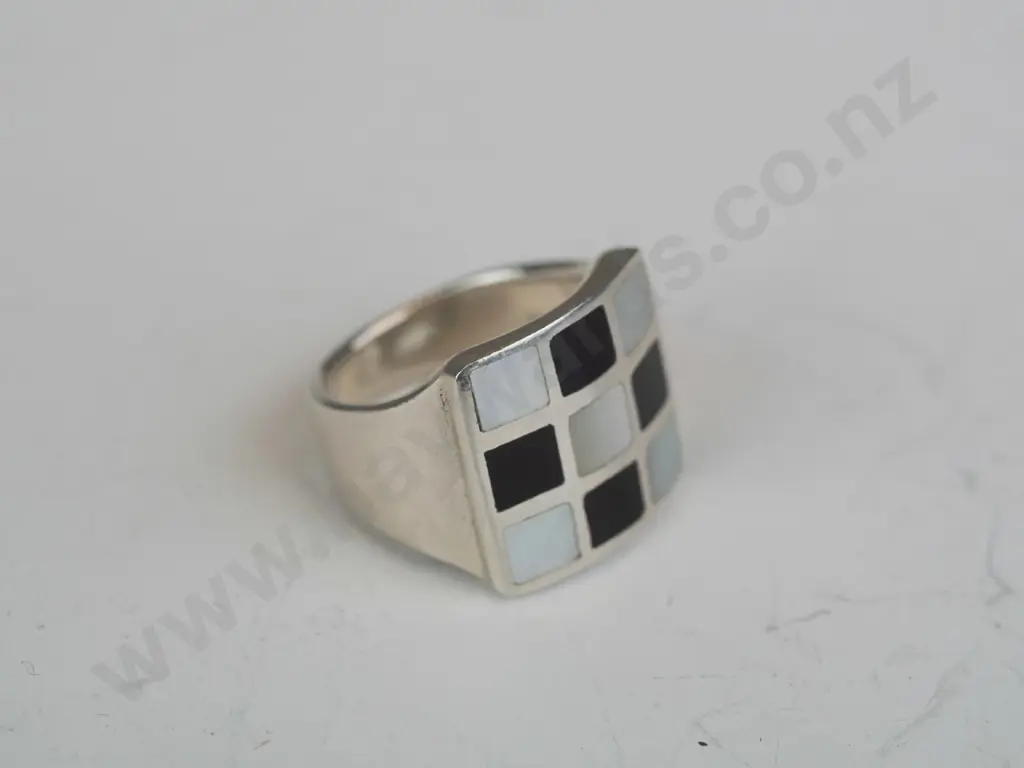 silver ring with mother of pearl & black stone stamped 925 Image 1++