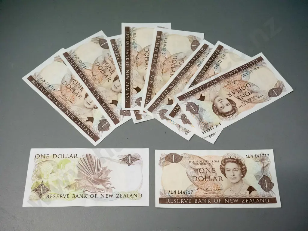 10 New Zealand one dollar notes in good condition Image 1++