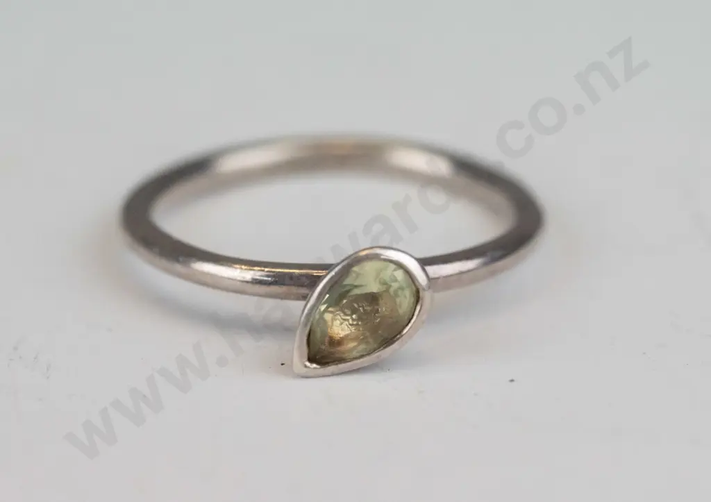 silver peridot ring stamped 925 Image 1++