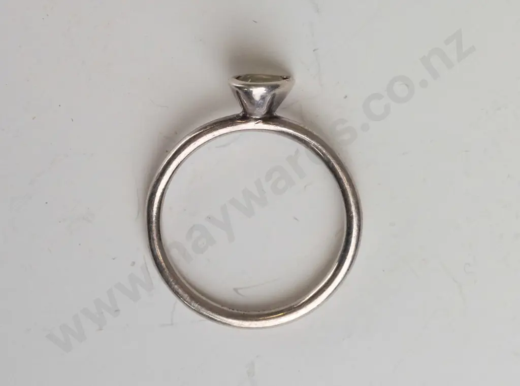 silver peridot ring stamped 925 Image 1++