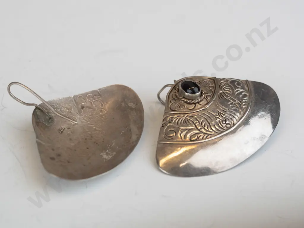 pair of silver earrings stamped 925 Image 1++