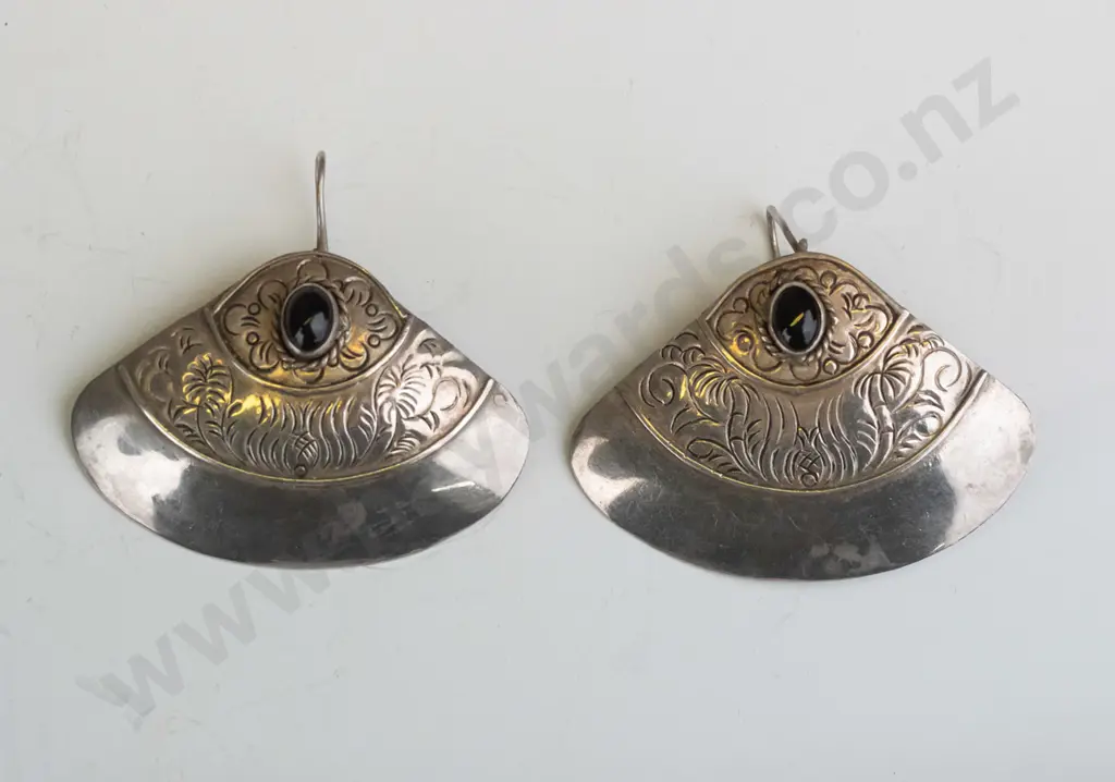 pair of silver earrings stamped 925 Image 1++