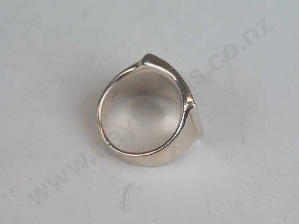 silver ring with mother of pearl & black stone stamped 925 Image 1++