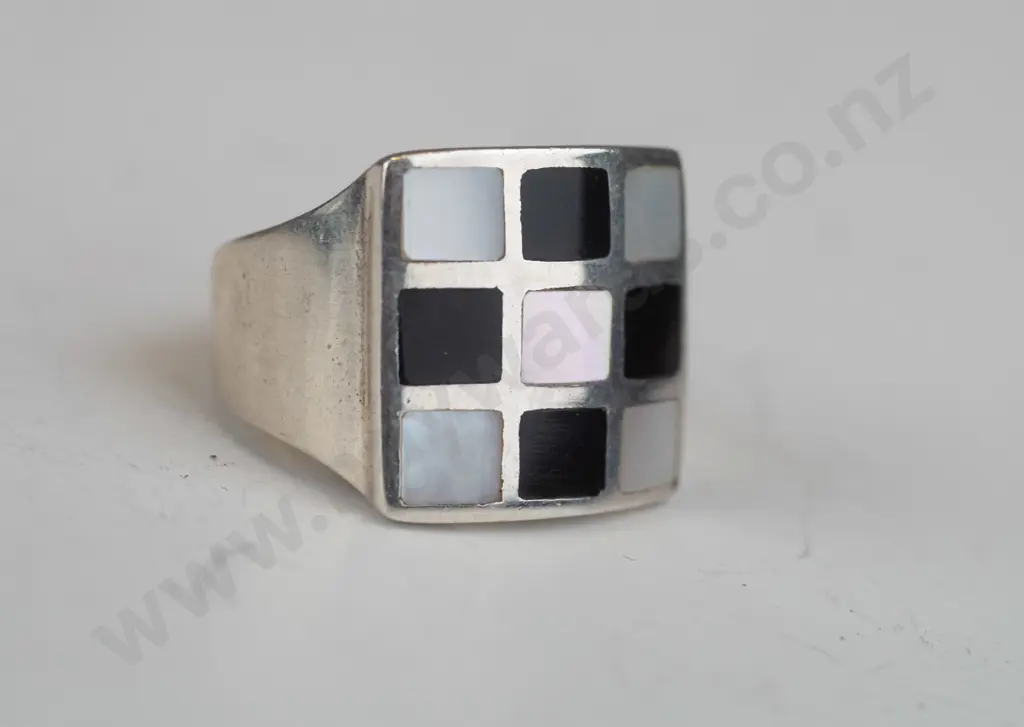 silver ring with mother of pearl & black stone stamped 925 Image 1++