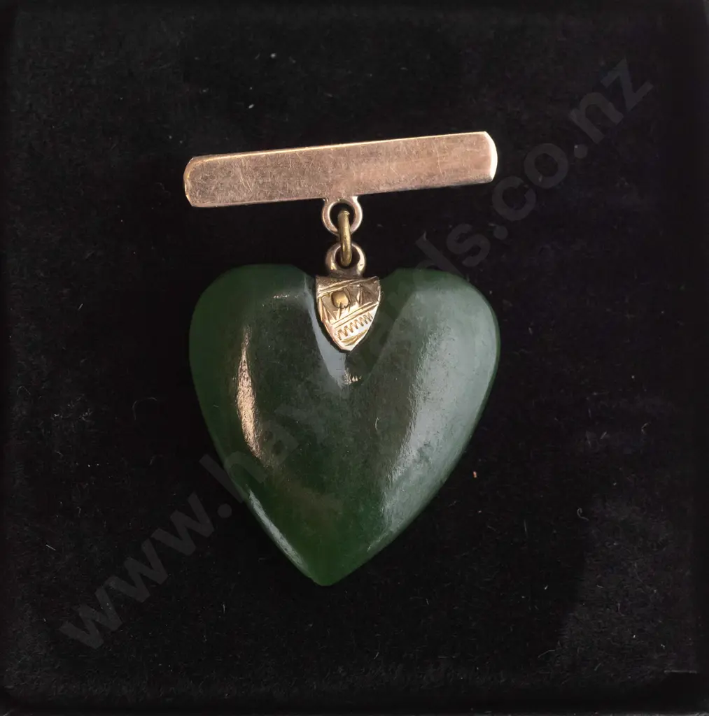 gold greenstone heart brooch stamped 9ct Image 1++