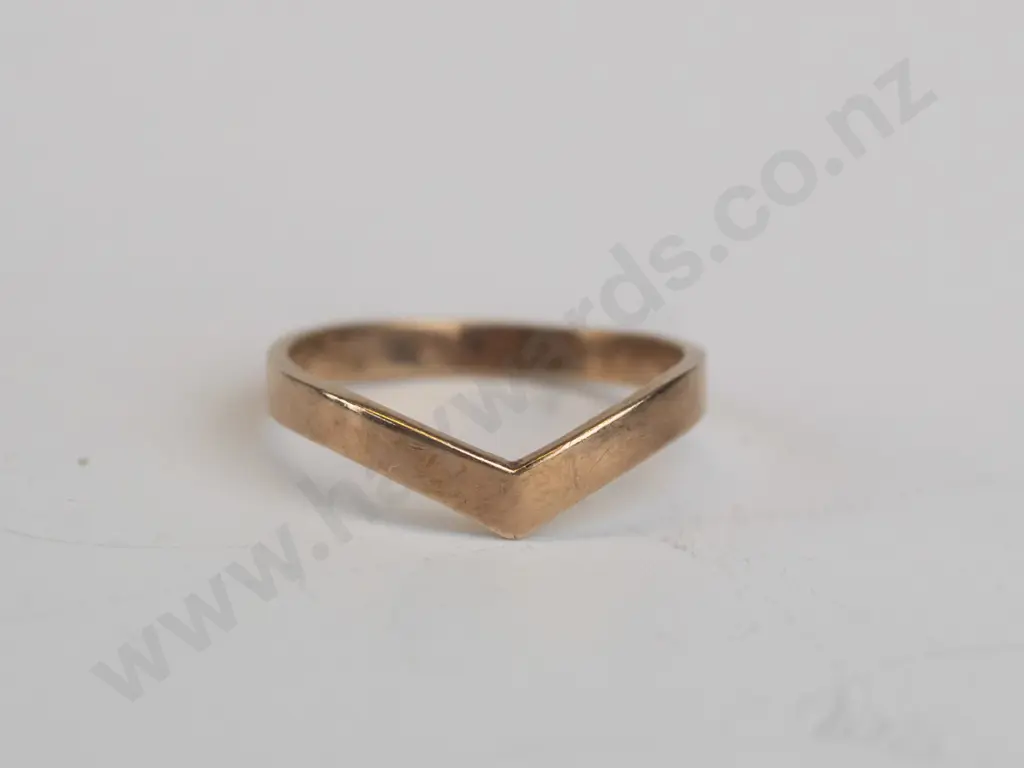 9ct yellow gold v crescent ring  1.5grams Image 1++