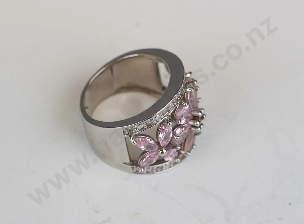 silver ring with pink stones stamped 925 Image 1++