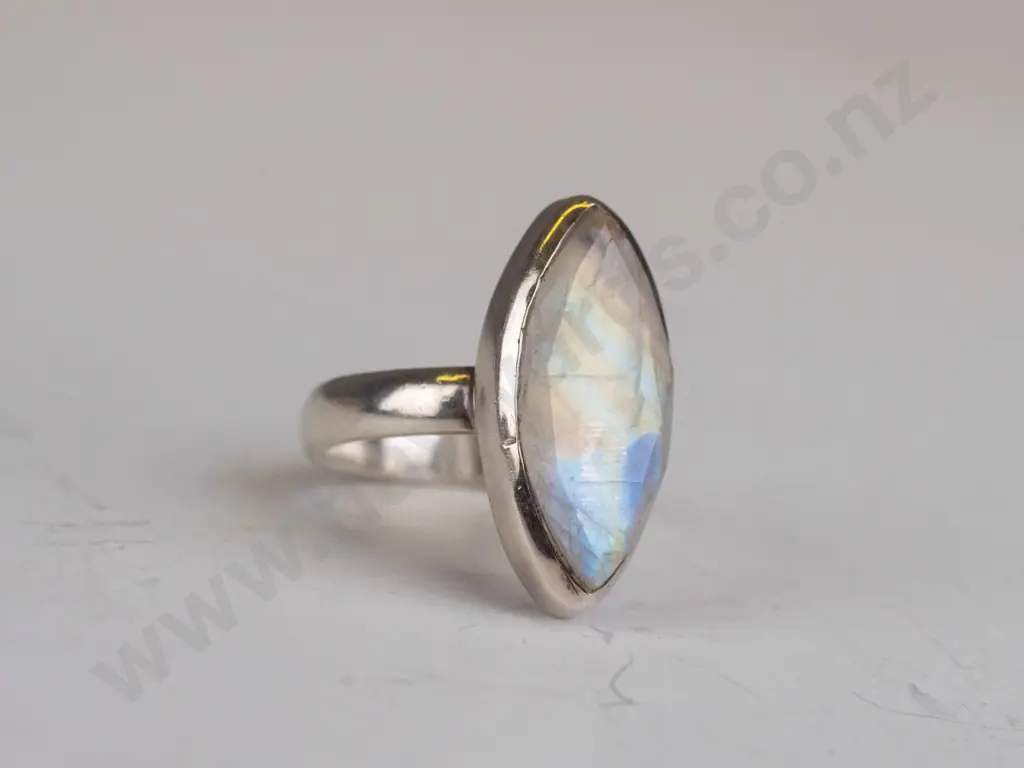 silver ring with graduating coloured stone stamped 925 Image 1++