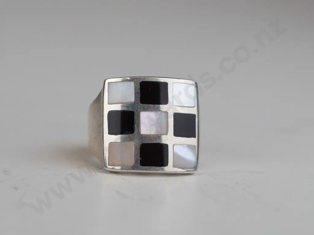 silver ring with mother of pearl & black stone stamped 925 Image 1++