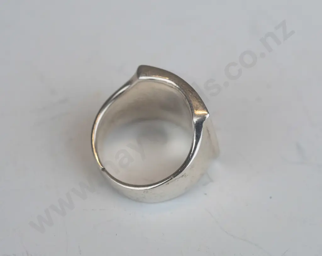 silver ring with mother of pearl & black stone stamped 925 Image 1++
