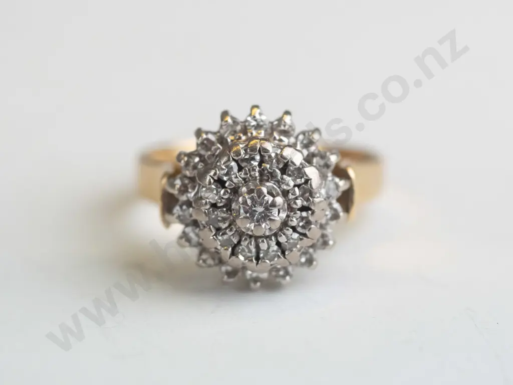 18ct diamond cluster ring stamped 18ct Image 1++