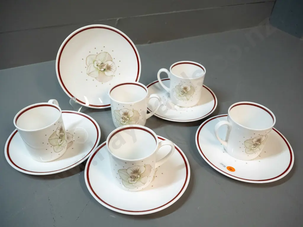 5 Wedgwood Susie Cooper mugs and side plates Image 1++