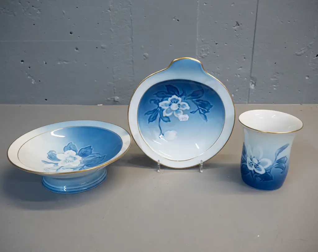 3 pieces of Bing & Grondahl "Winter Rose" china - comport D-200, vase and plate Image 1++