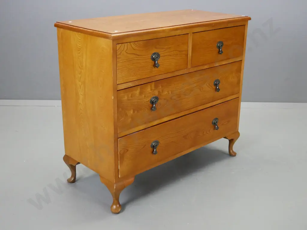 vintage oak and elm 4-drawer chest with metal drop handles, on short cab. legs H-820 W-930 D-430 Image 1++