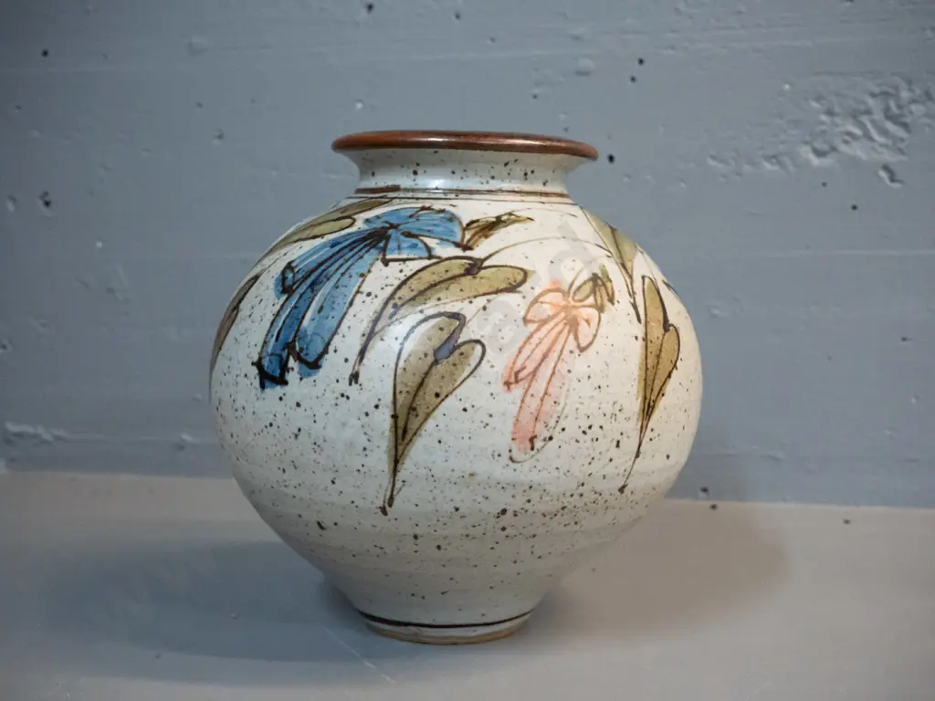 New Zealand studio pottery vase - W or M stamp to base H-245 D-230 Image 1++