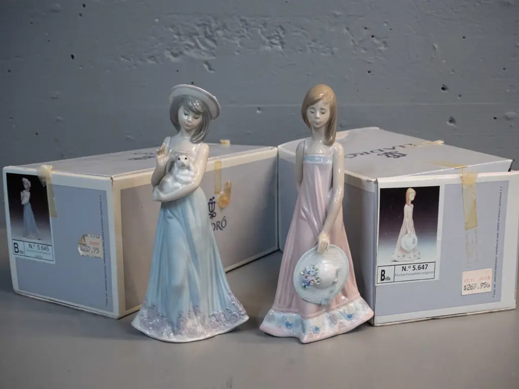 2 Lladro figurines with original boxes - girl with hat H-210 W-100 and girl with dog Image 1++